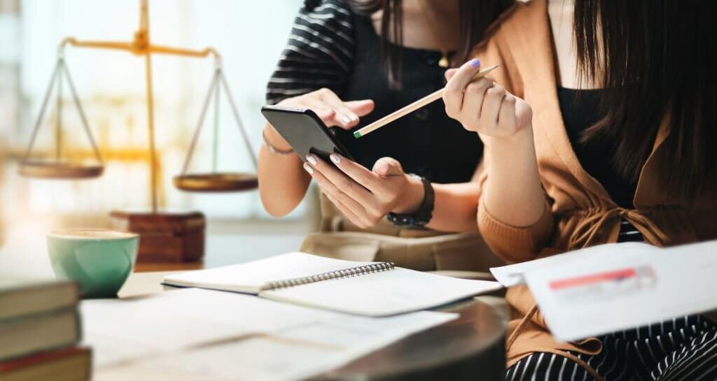 How a Mobile Notary Can Benefit a Busy Attorney in Estate Planning